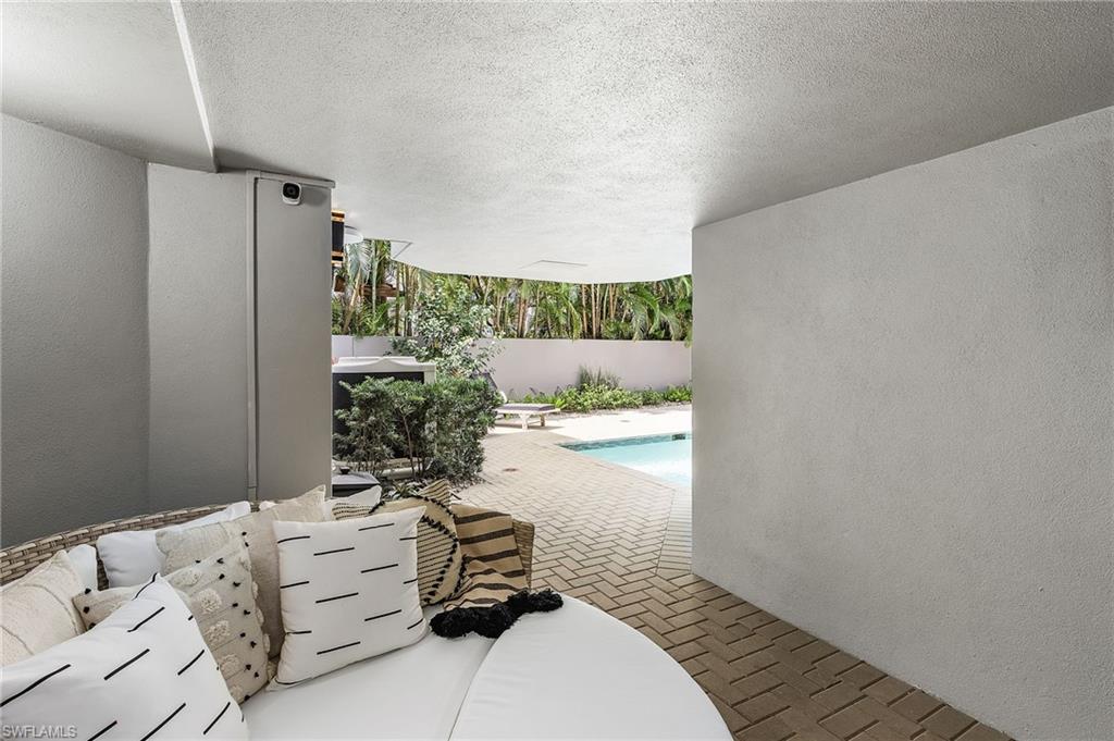 ESMERALDA ON EIGHTH - Residential