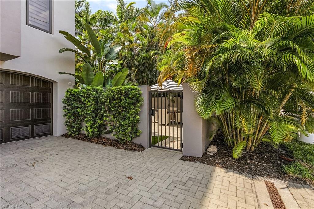 ESMERALDA ON EIGHTH - Residential