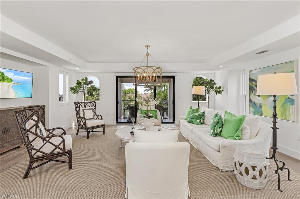 ESMERALDA ON EIGHTH - Residential