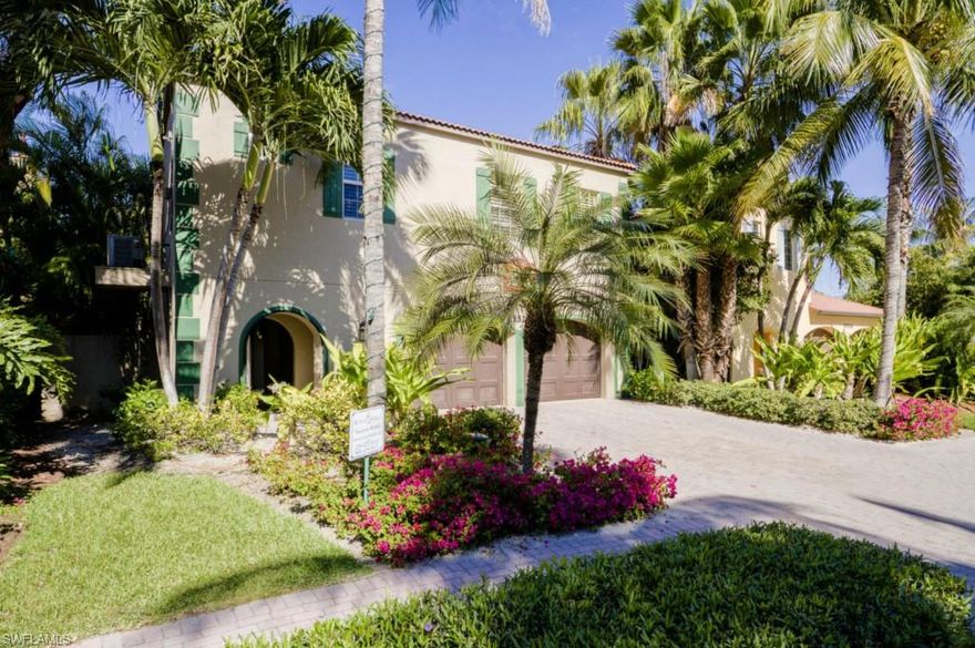 Captiva at it's finest. Large private courtyard, 6BR/6BA Pool Home. 4BR/4BA in Main House, 2BR/2BA Separate Guest House. Great Outdoor Entertainment, Huge Bar, Huge Sunning Area. Wood Cabinets, Fireplace, Elevator to all floors. Granite Counter tops, GE Profile appliances, wood floors, wood shutters, breakfast bar, private dinning room with wine cooler. The separate guest house has 2 small GE refrigerators and microwave. This stunning home will remind you of being in Italy on Captiva. Perfect for large family. Great rental!