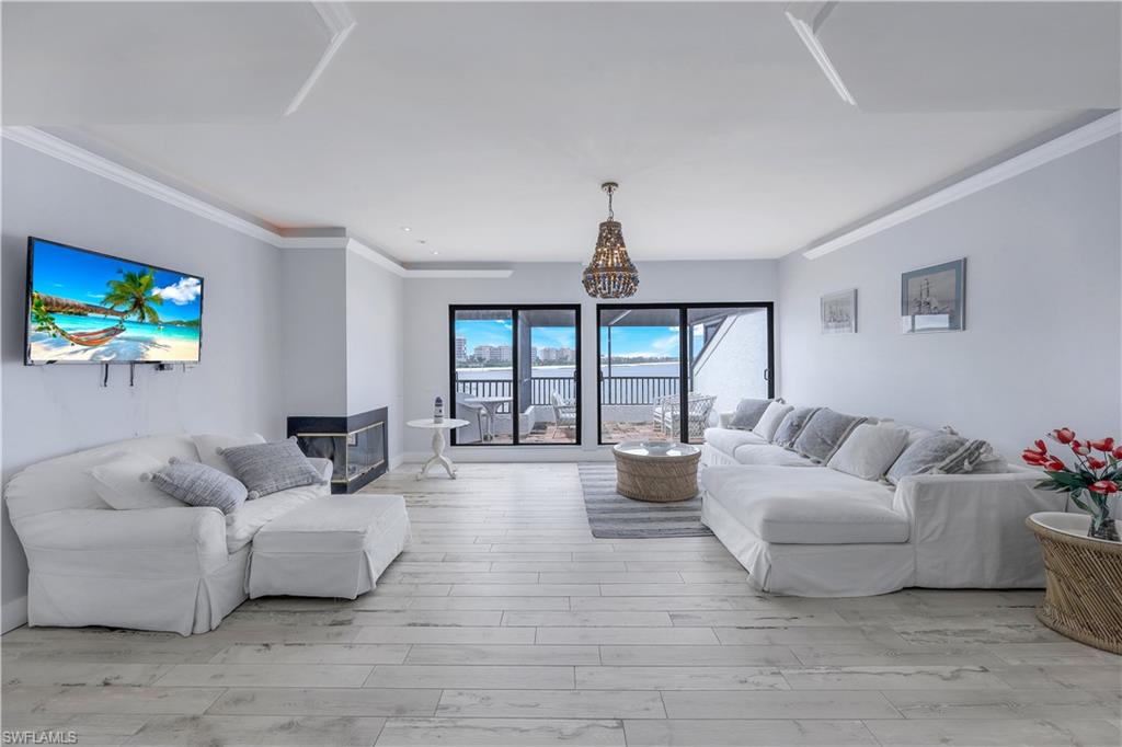 LA PENINSULA - Residential