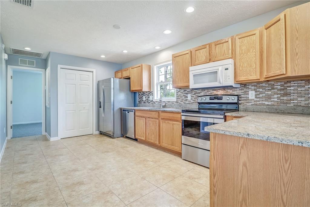 LEAWOOD LAKES - Residential