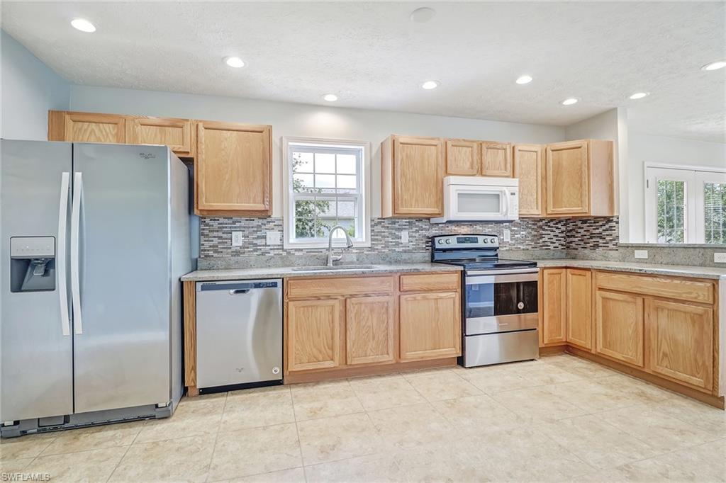 LEAWOOD LAKES - Residential