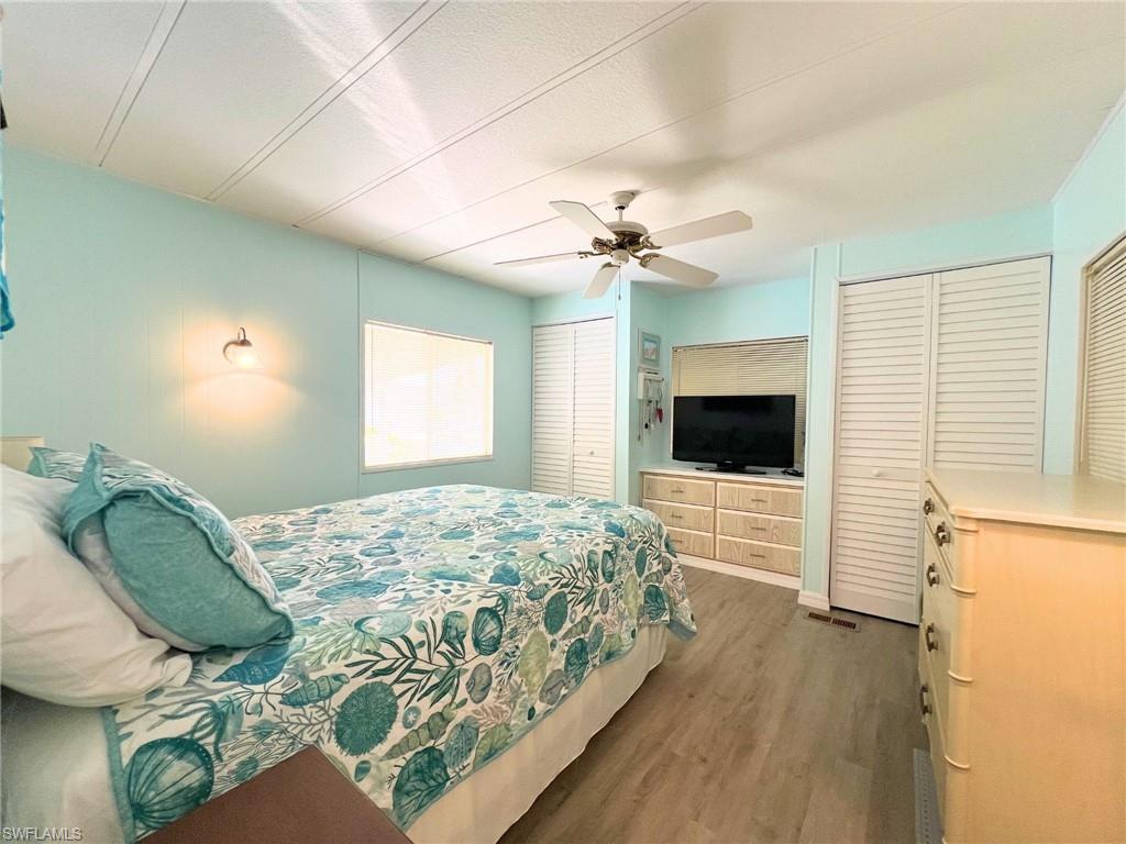 HOLIDAY MANOR - Residential