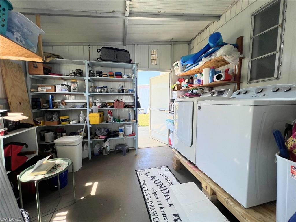 HOLIDAY MANOR - Residential