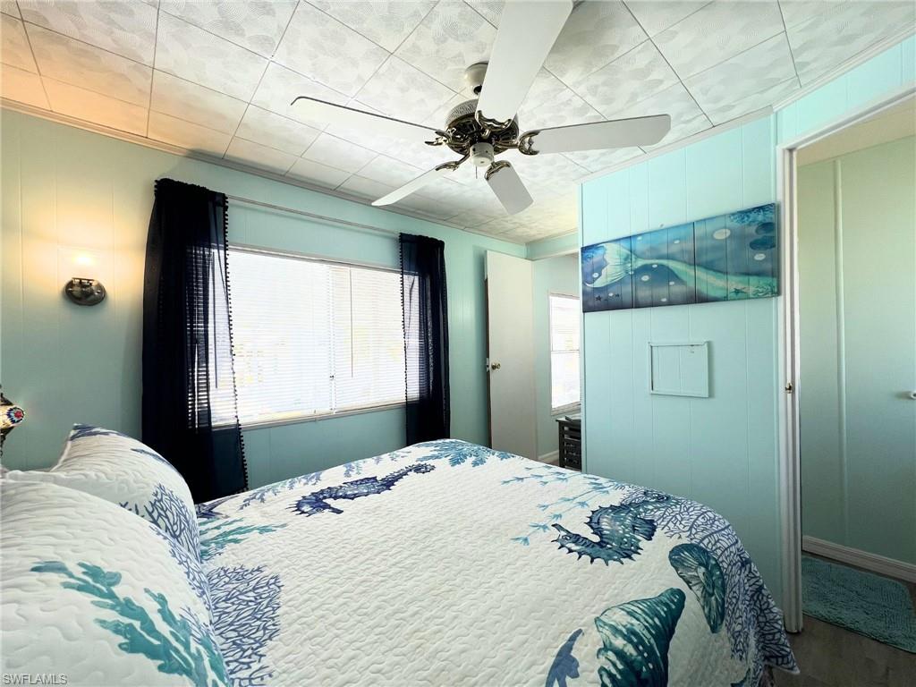 HOLIDAY MANOR - Residential