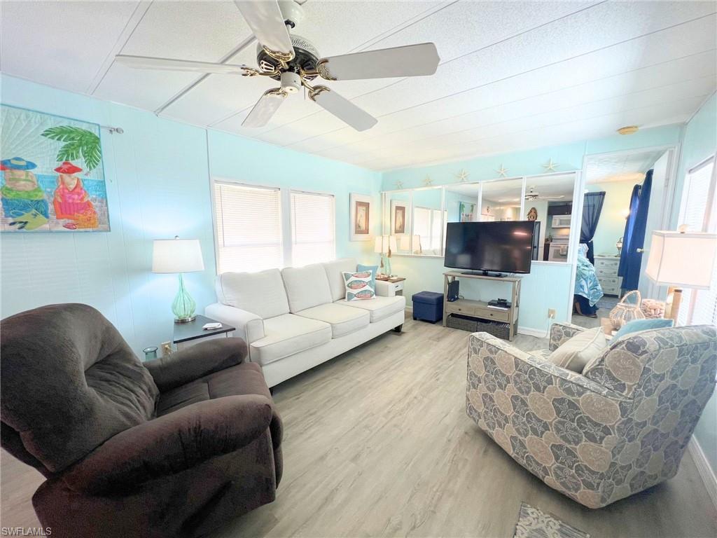 HOLIDAY MANOR - Residential