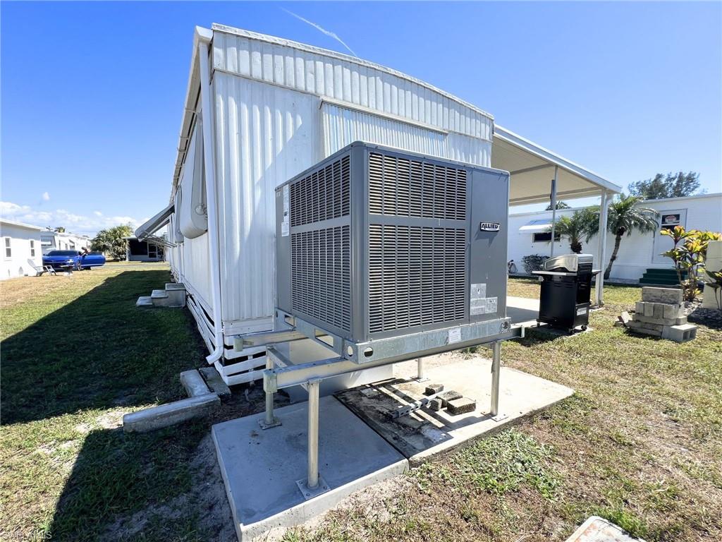 HOLIDAY MANOR - Residential