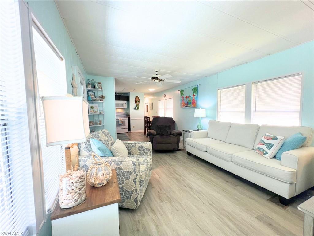 HOLIDAY MANOR - Residential