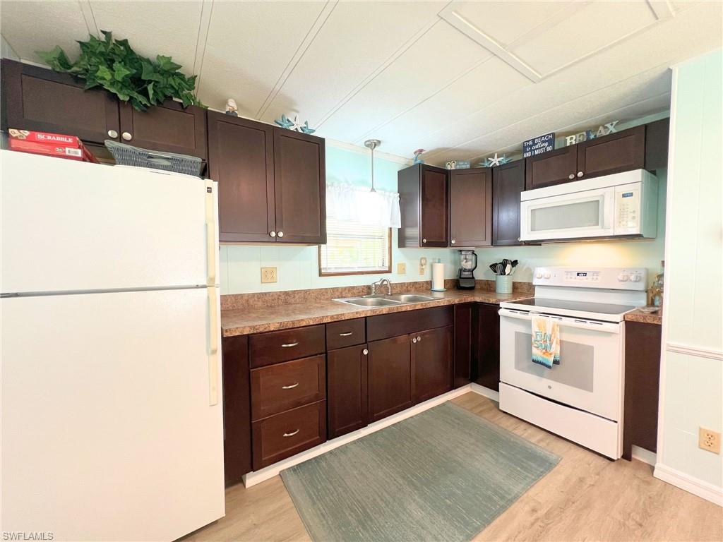 HOLIDAY MANOR - Residential