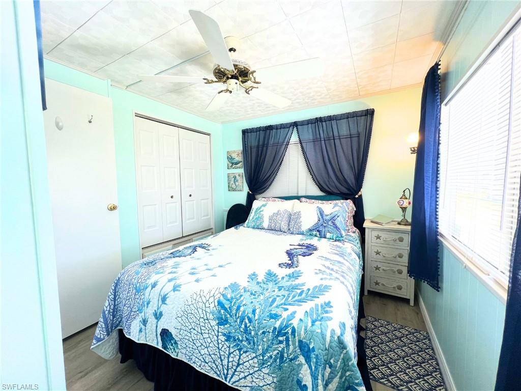 HOLIDAY MANOR - Residential