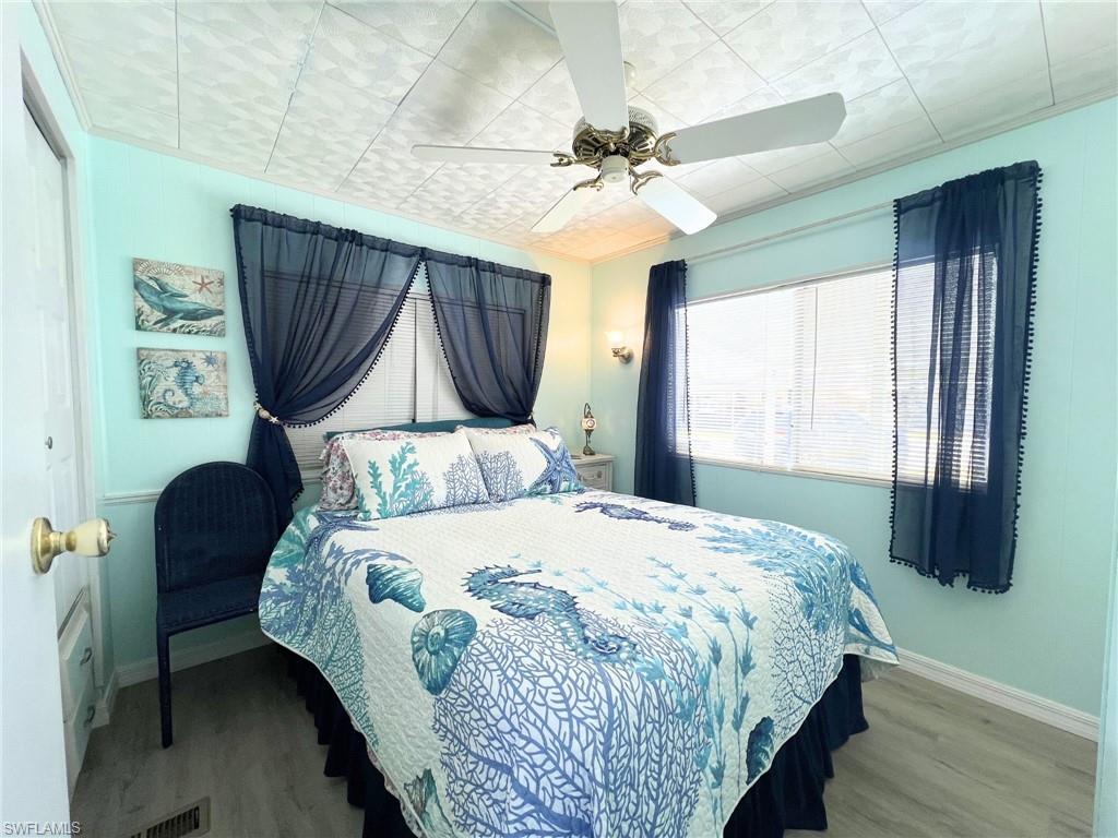 HOLIDAY MANOR - Residential