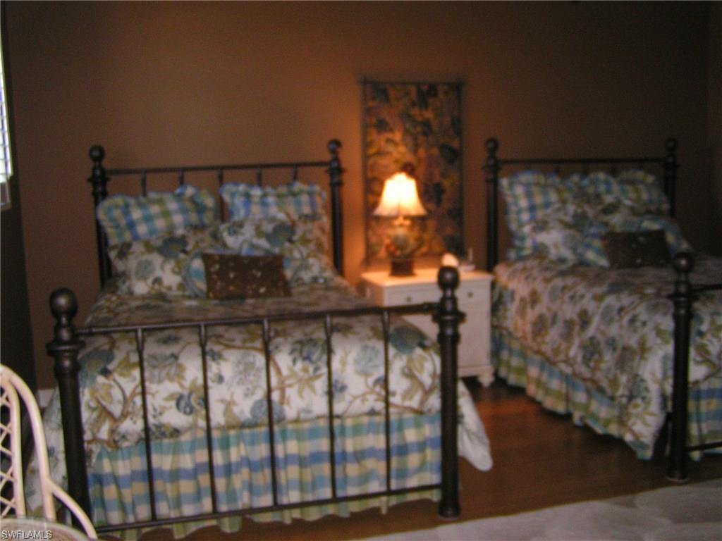 WHISPERING OAKS - Residential