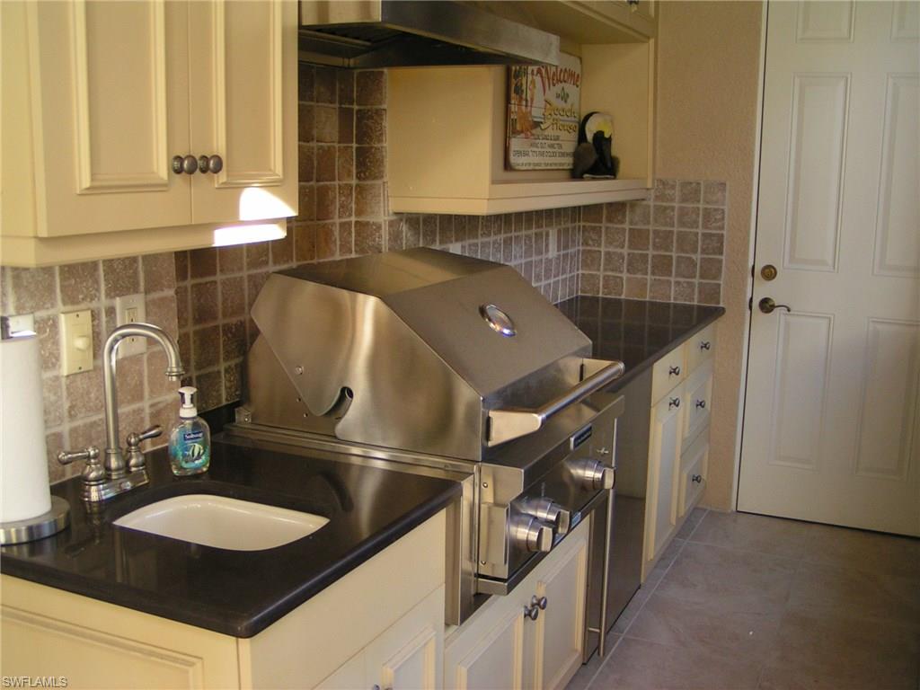 WHISPERING OAKS - Residential