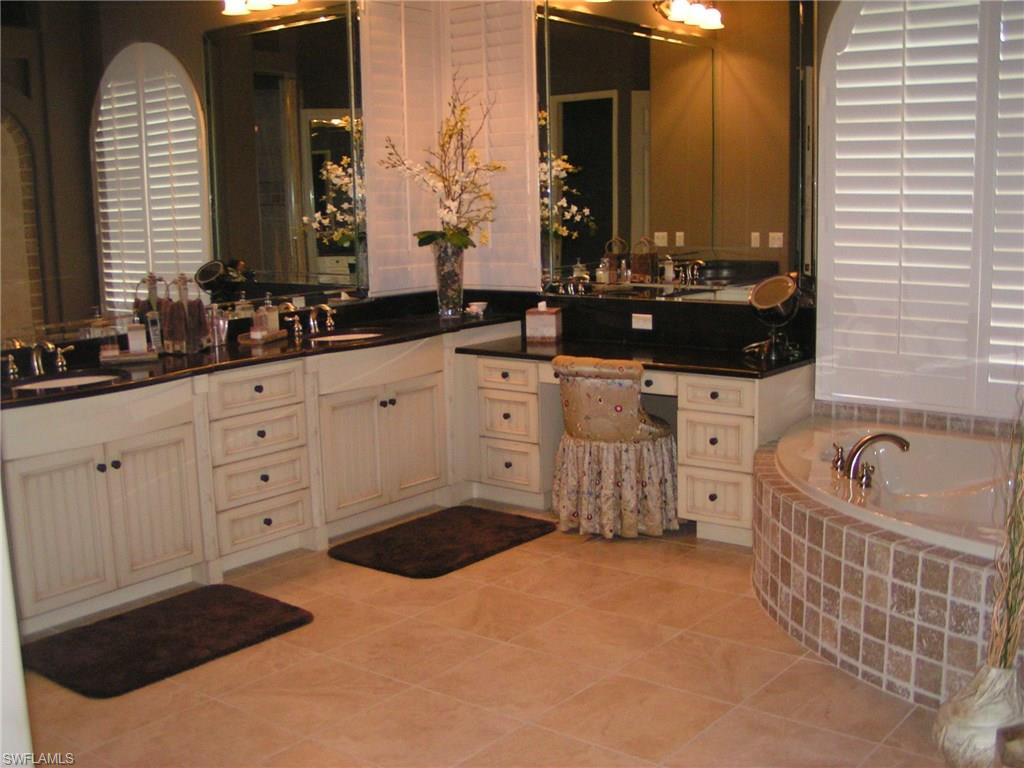 WHISPERING OAKS - Residential