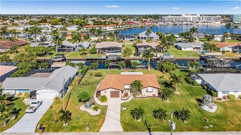 425 Pinecrest CT CAPE CORAL FL 33904