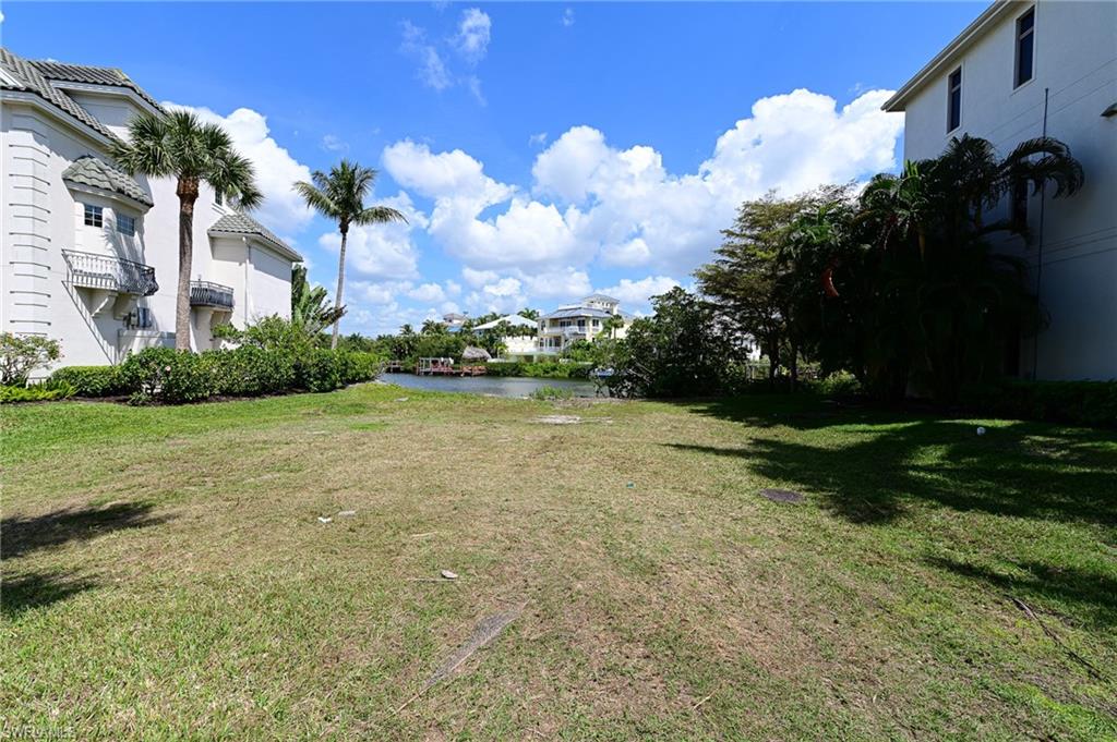 BAREFOOT BEACH - Land