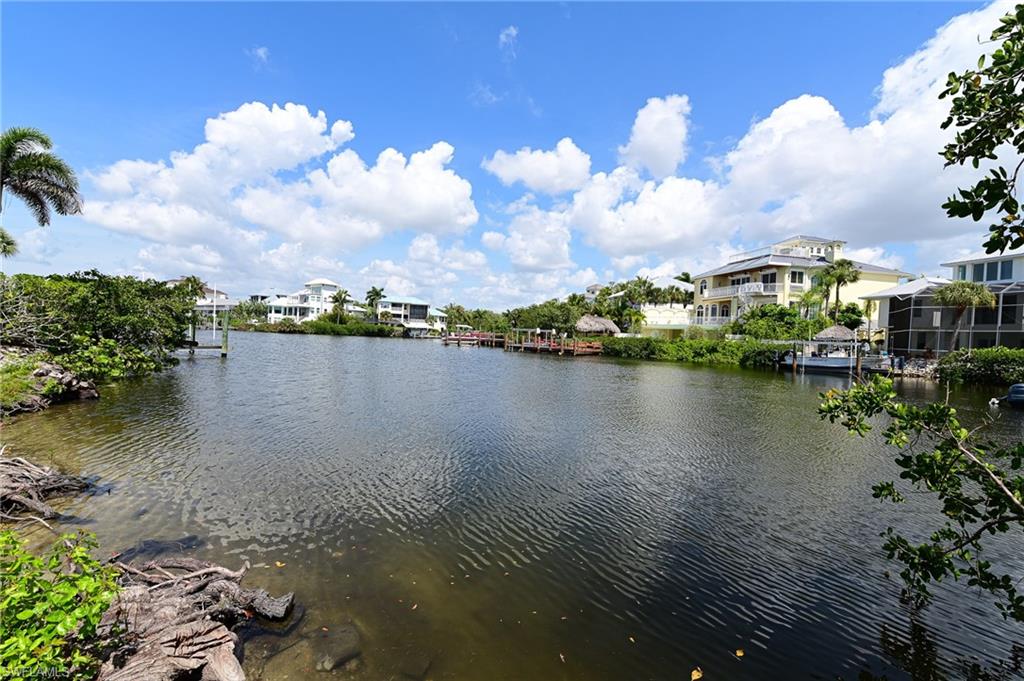 BAREFOOT BEACH - Land