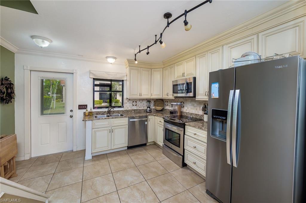 VILLAGES - Residential Lease