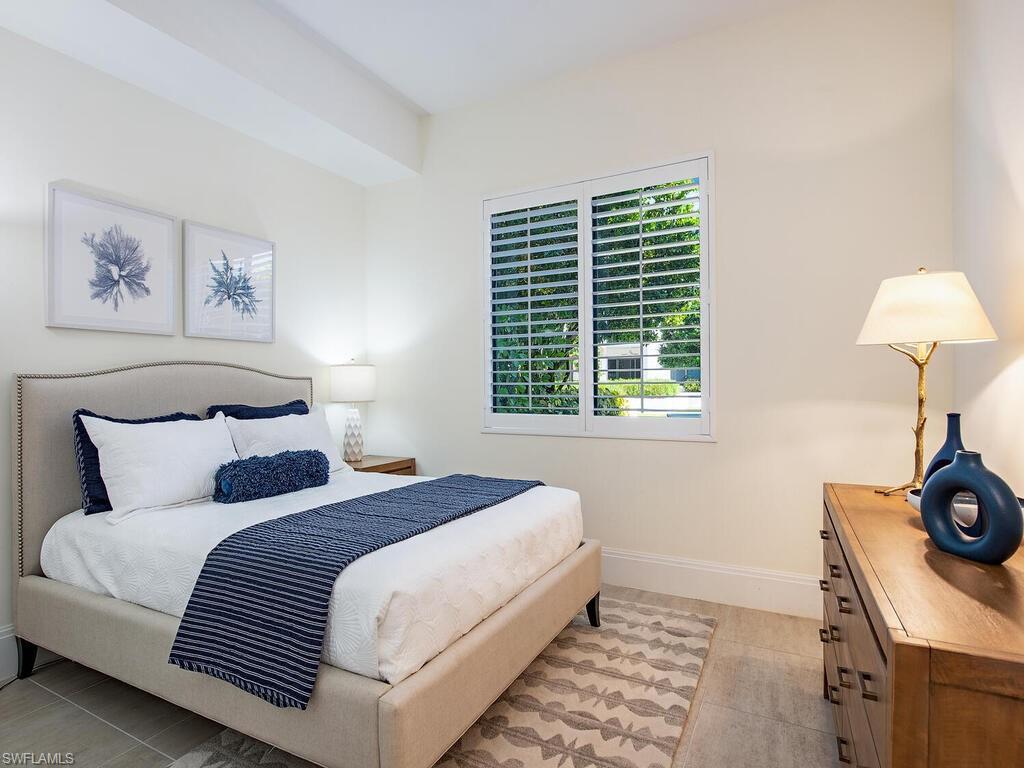 NAPLES SQUARE - Residential