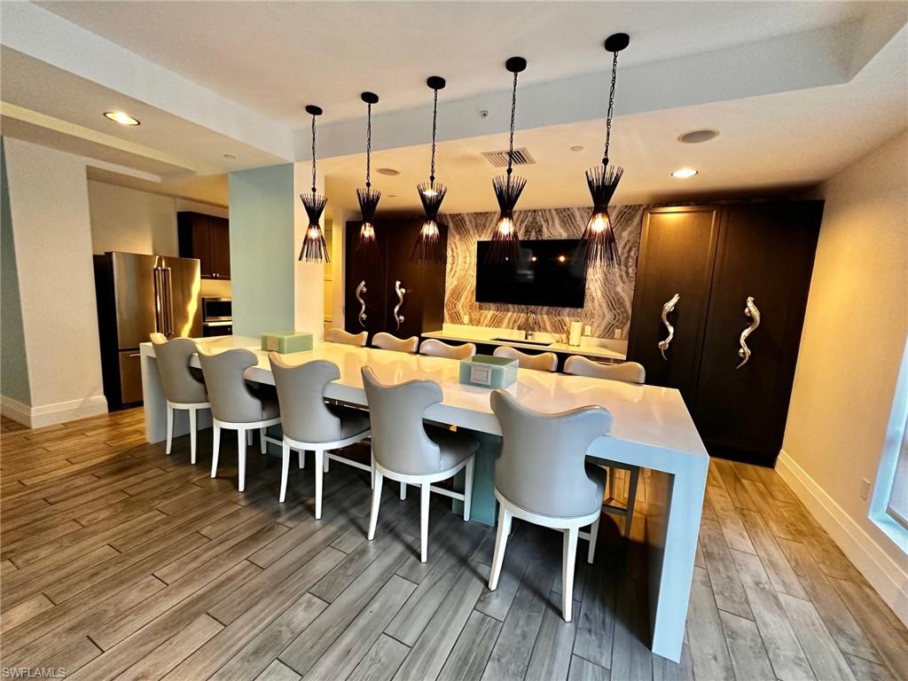 NAPLES SQUARE - Residential