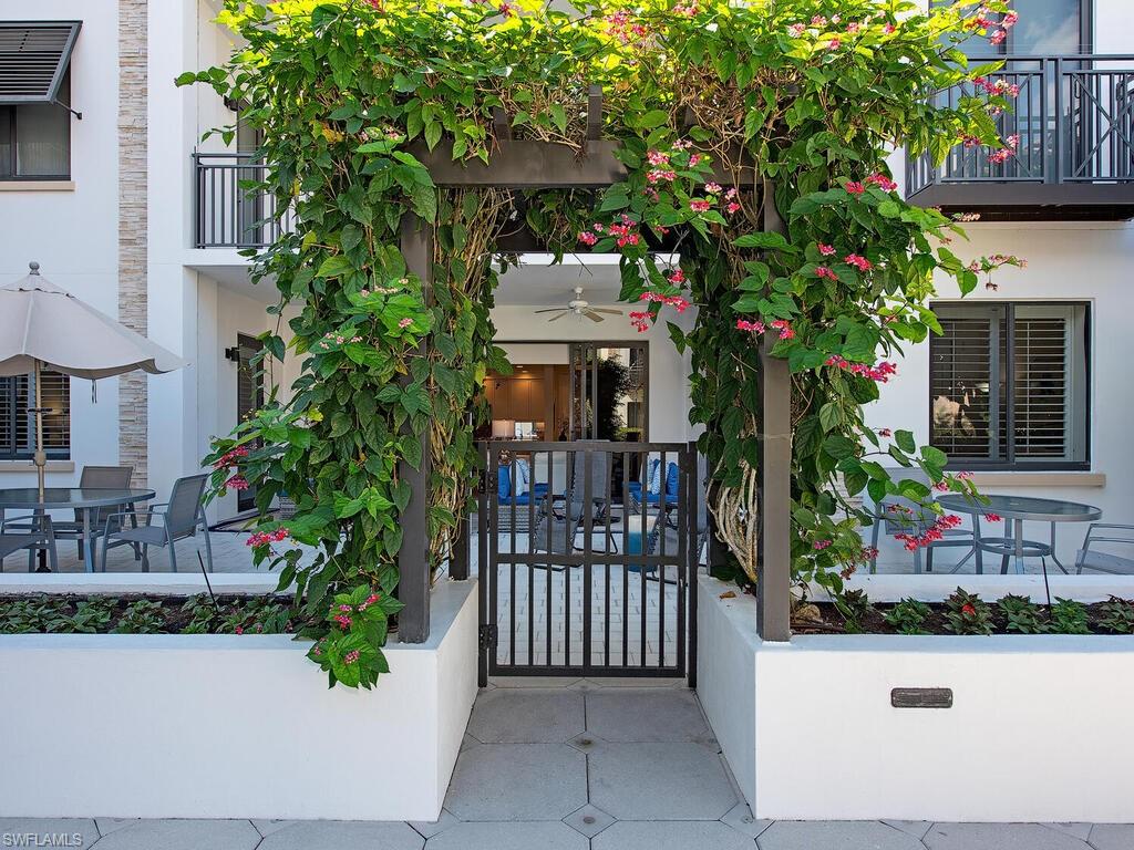 NAPLES SQUARE - Residential