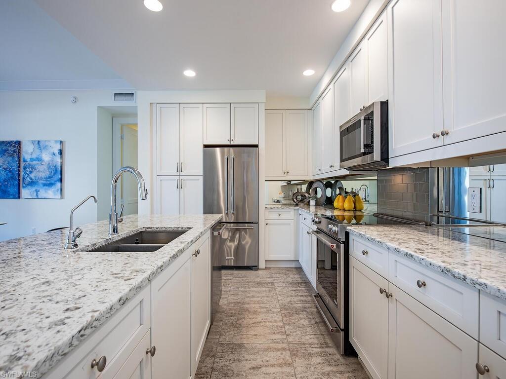 NAPLES SQUARE - Residential