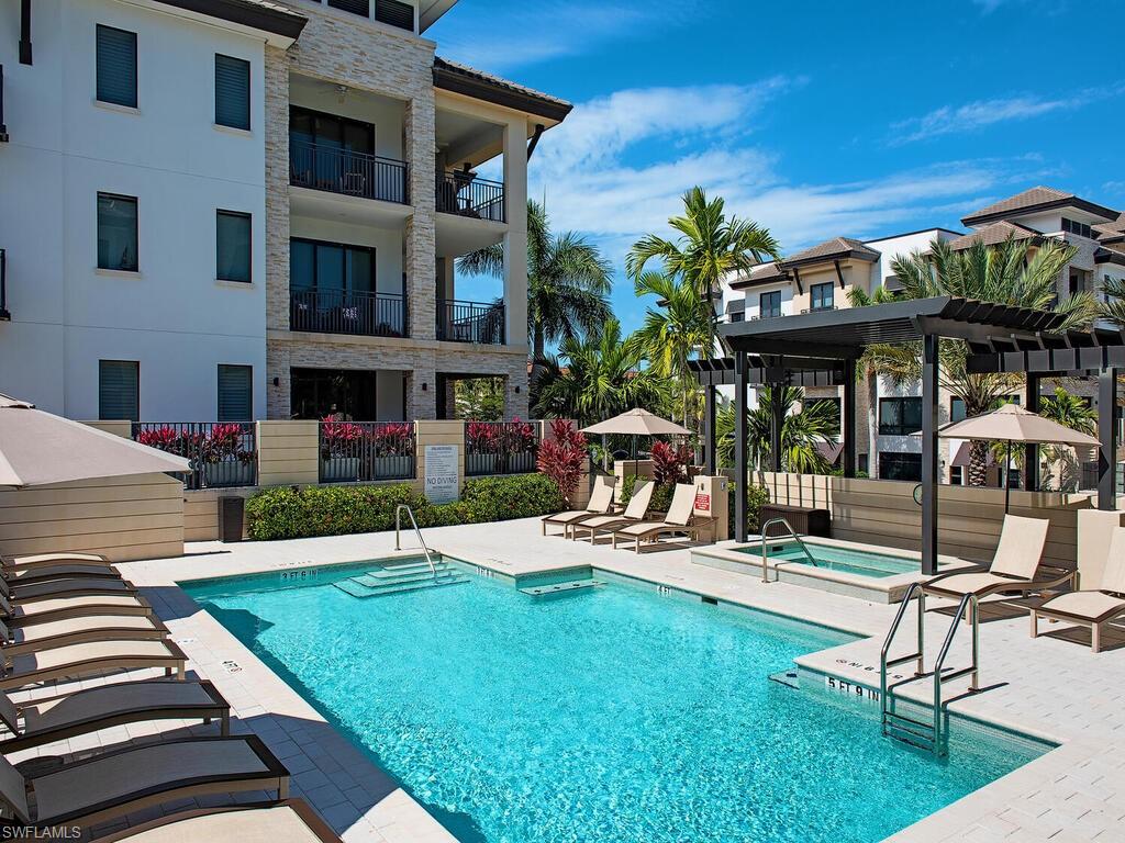 NAPLES SQUARE - Residential