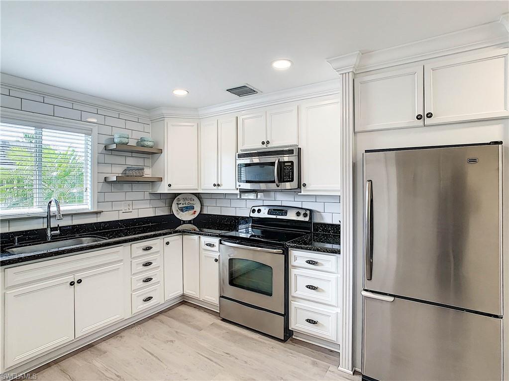 MONTEGO MANOR - Residential