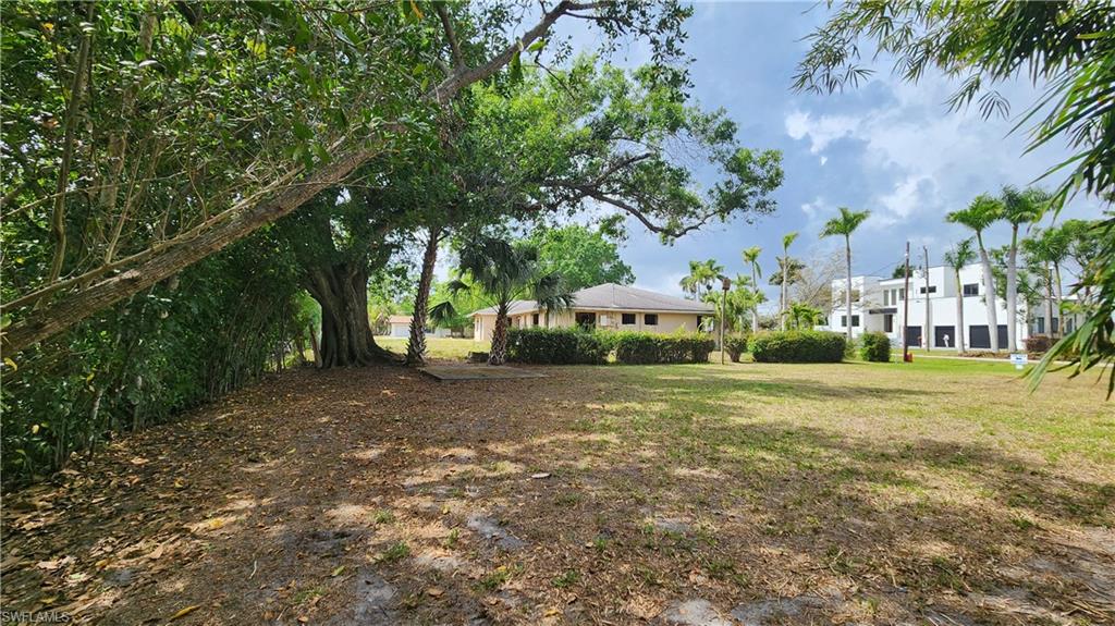 BROADVIEW MANOR - Land