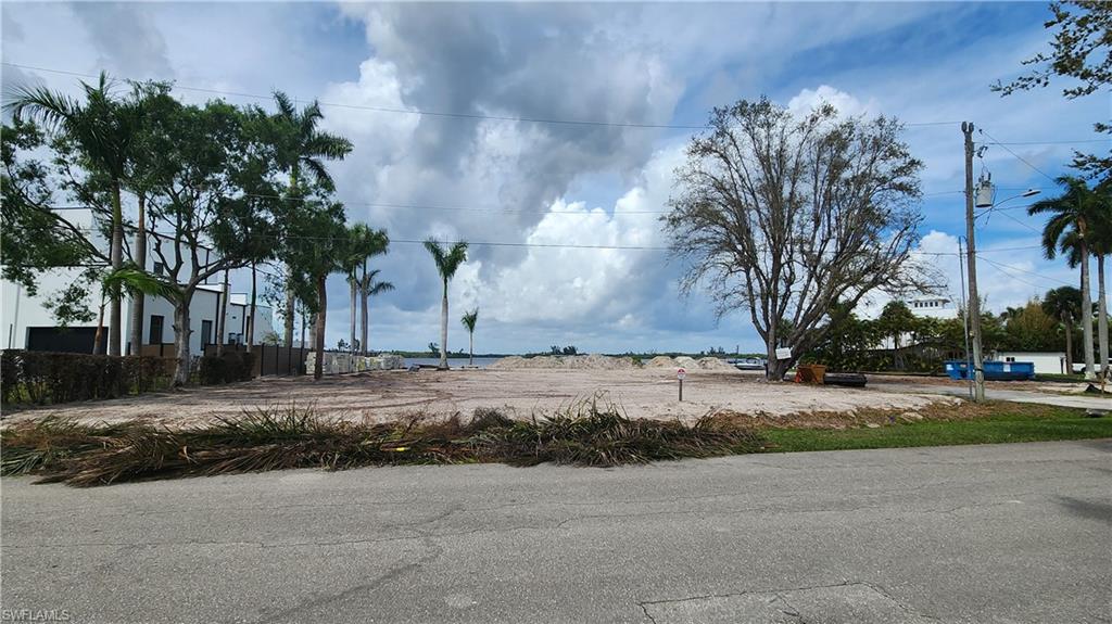 BROADVIEW MANOR - Land