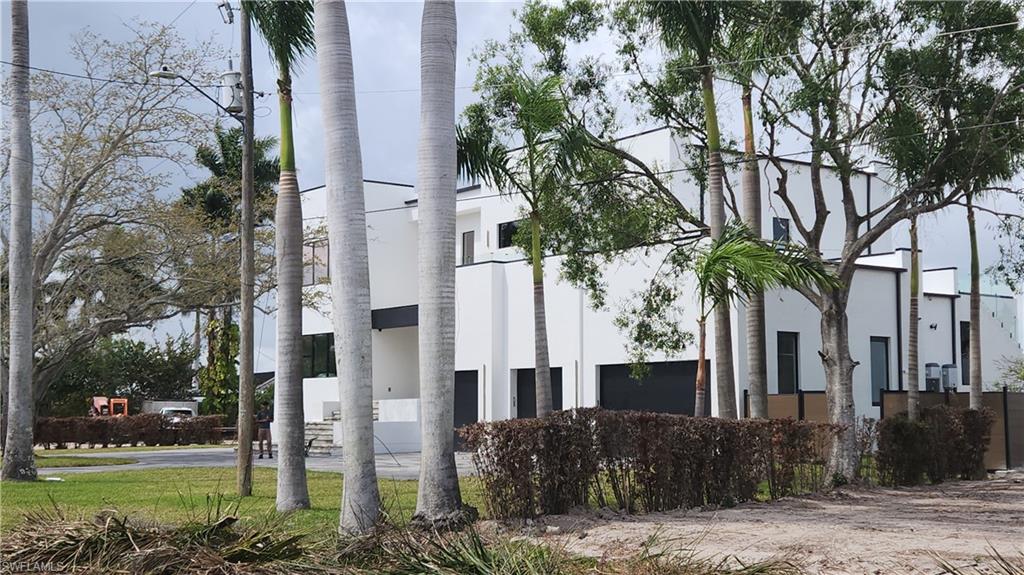 BROADVIEW MANOR - Land