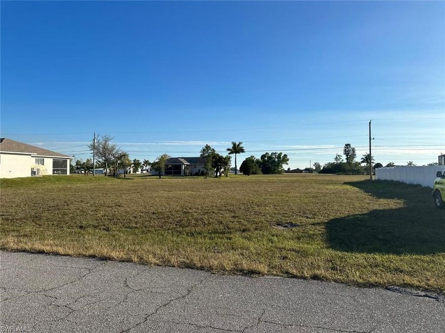 This oversize lot is located in a convenient area close to main roads that lead to US 41 and I-75 making it easy to exit to other areas.  It is close to schools, plazas, health centers, etc.  Come to see it today and reach out to listing agent for further information.