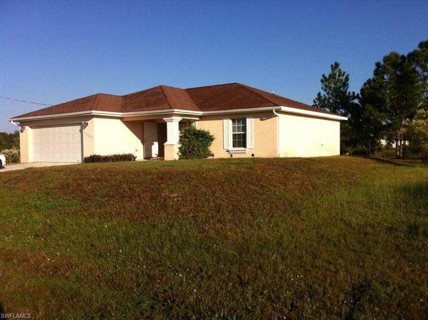 3 berooms and a den which could be a 4th bedroom, quiet location, inside laundry room, his and her closet in masterbedroom, connecting bathroom with the 2 bedrooms