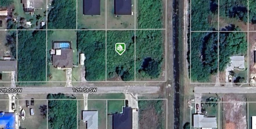 Great location in the desirable SW area of Lehigh Acres. This property is situated in an area with rapid growth and a lot of new construction. Build your dream home or invest in this great piece of property! Close to Lee Blvd. and close to restaurants, schools, and shopping. Fast and easy access to state road 82. This lot is very clean. Seller have more lots available in this area.
Excelente ubicación en el deseable área suroeste de Lehigh Acres. Esta propiedad está situada en una zona con un crecimiento rápido y mucha construcción nueva. ¡Construya su casa soñada o invierta en esta excelente parcela de terreno! Cerca de Lee Blvd. y de restaurantes, escuelas y tiendas. Acceso rápido y fácil a la carretera estatal 82. Este lote está muy limpio. El vendedor tiene más lotes disponibles en esta área.