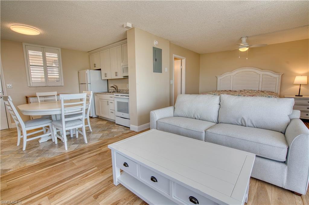 BEACH AND TENNIS CLUB - Residential Lease