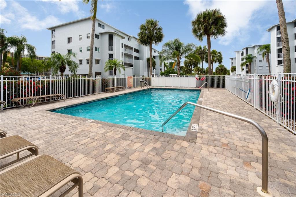 ROYAL PELICAN TOWNHOUSE - Residential