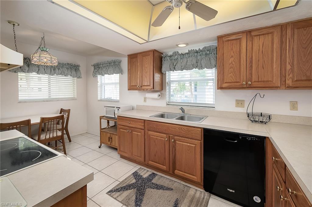 ROYAL PELICAN TOWNHOUSE - Residential