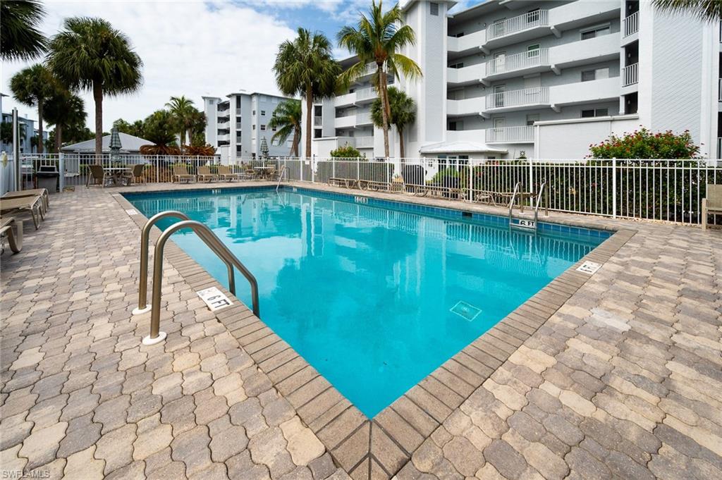 ROYAL PELICAN TOWNHOUSE - Residential