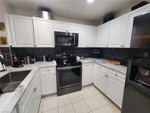 3952 Pomodoro Cir Unit 102, Cape Coral, FL 33909 - #: 225009973