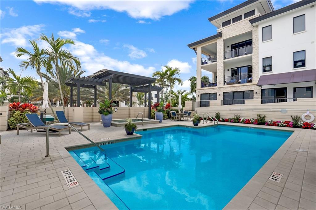 NAPLES SQUARE - Residential