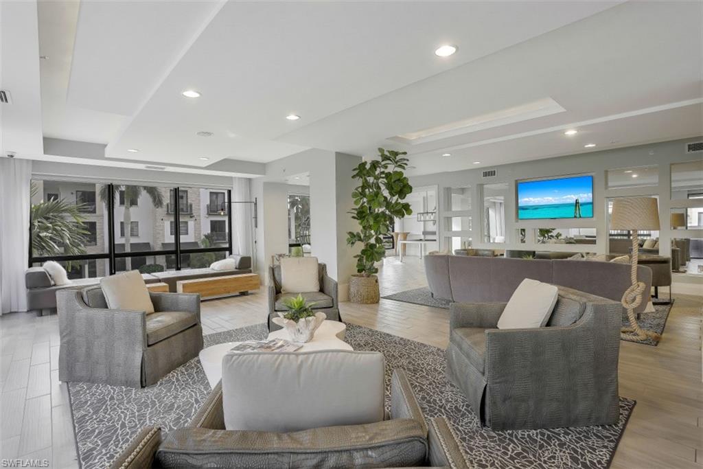 NAPLES SQUARE - Residential