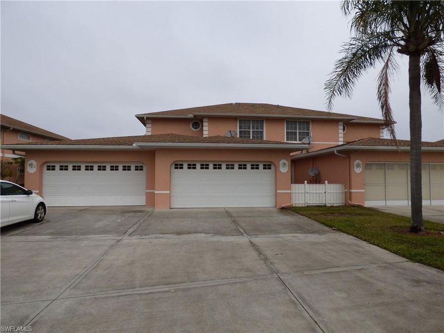 3 bedroom 2 bath with double garage, ground floor unit located in Kings Greens on the beautiful Majestic Golf Course. Pay as you play public golf course, common swimming pool and clubhouse, wood laminate floors throughout, spacious kitchen with all appliances, breakfast bar and pantry, master bedroom with sliders to the lanai, walk in closet and private bath with walk in shower, newer commodes in both bathrooms, new central heat and air in 2018, screened lanai in the rear, double garage with plenty of storage.