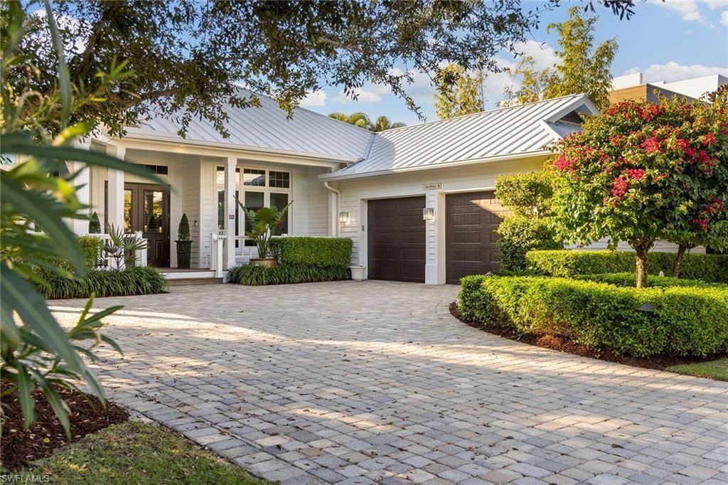 Photo of 642 Bougainvillea RD, NAPLES, FL 34102 (MLS # 225074461)
