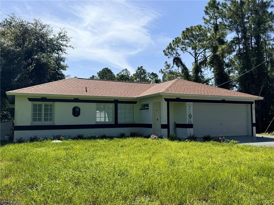 Located in the coveted community of the Estates in Florida, this beautiful home combines comfort and style in an idyllic setting. Upon arrival, you are greeted by a well-maintained garden with lush greenery and an attractive driveway that leads to an elegant facade. The house features three cozy bedrooms, each with a contemporary design and high-quality finishes. The master suite is a private retreat with a spacious closet and an en-suite bathroom that offers both luxury and functionality. There are two full bathrooms in the property. The master bathroom, adjacent to the master suite, features a separate shower with elegant tile work. The second bathroom, accessible to the other bedrooms and guests, is equally well-equipped. The double garage provides ample space for two vehicles, with additional storage for tools and equipment. In addition to the garage, the home offers private parking that ensures convenience and security for your visitors. The roof was rebuilt in 2022, providing not only an attractive appearance but also excellent protection against the elements.