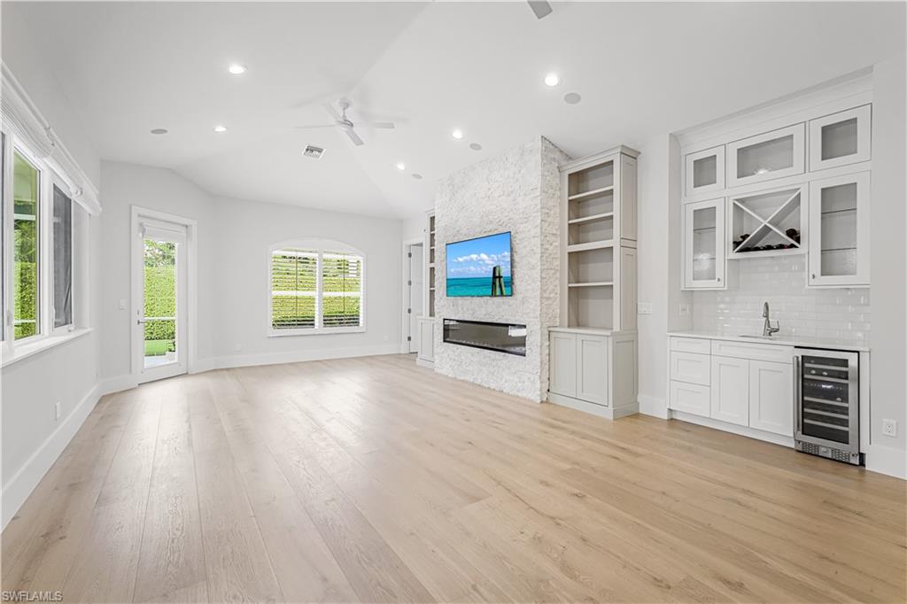 MOORINGS - Residential