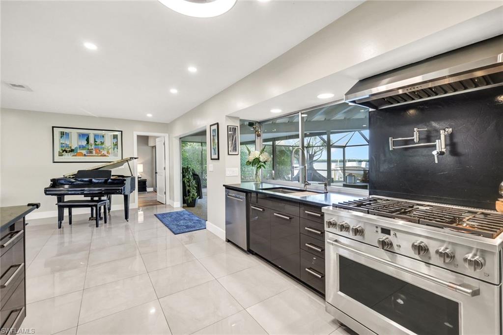 13 Pelican ST W