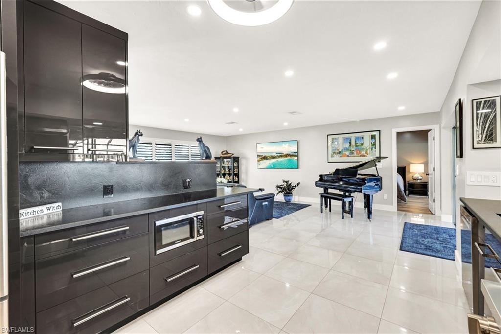 13 Pelican ST W