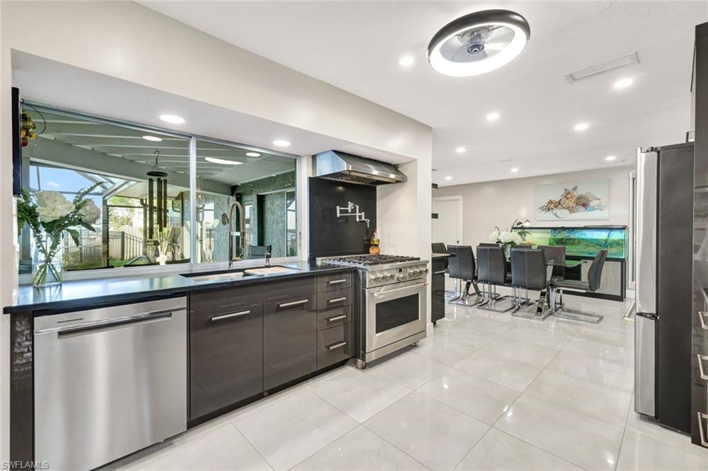 13 Pelican ST W