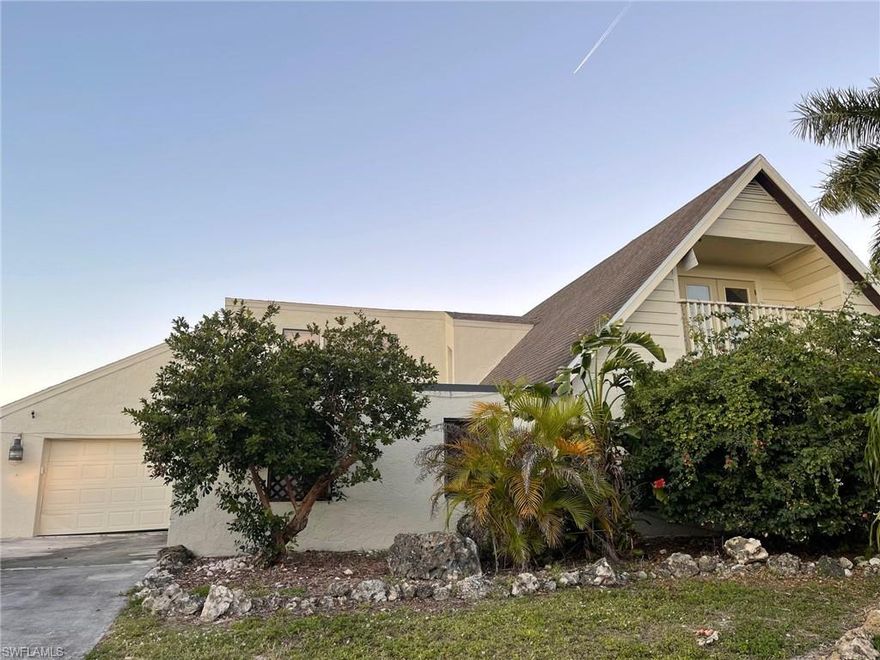 SHORT SALE!!!! CASH OFFERS ONLY! THIS CUSTOM BUILT POOL HOME NEEDS MUCH TLC. About 10 min boat ride to Caloosahatchee River only 1 bridge 11 ft via The Lido Canal and access the Gulf of Mexico. Agents and Buyers please make sure to go through homes needed repairs.Short sale package will be submitted to lender for review with multiple offers.
Site unseen offers are not suggested. Home is AS IS!
